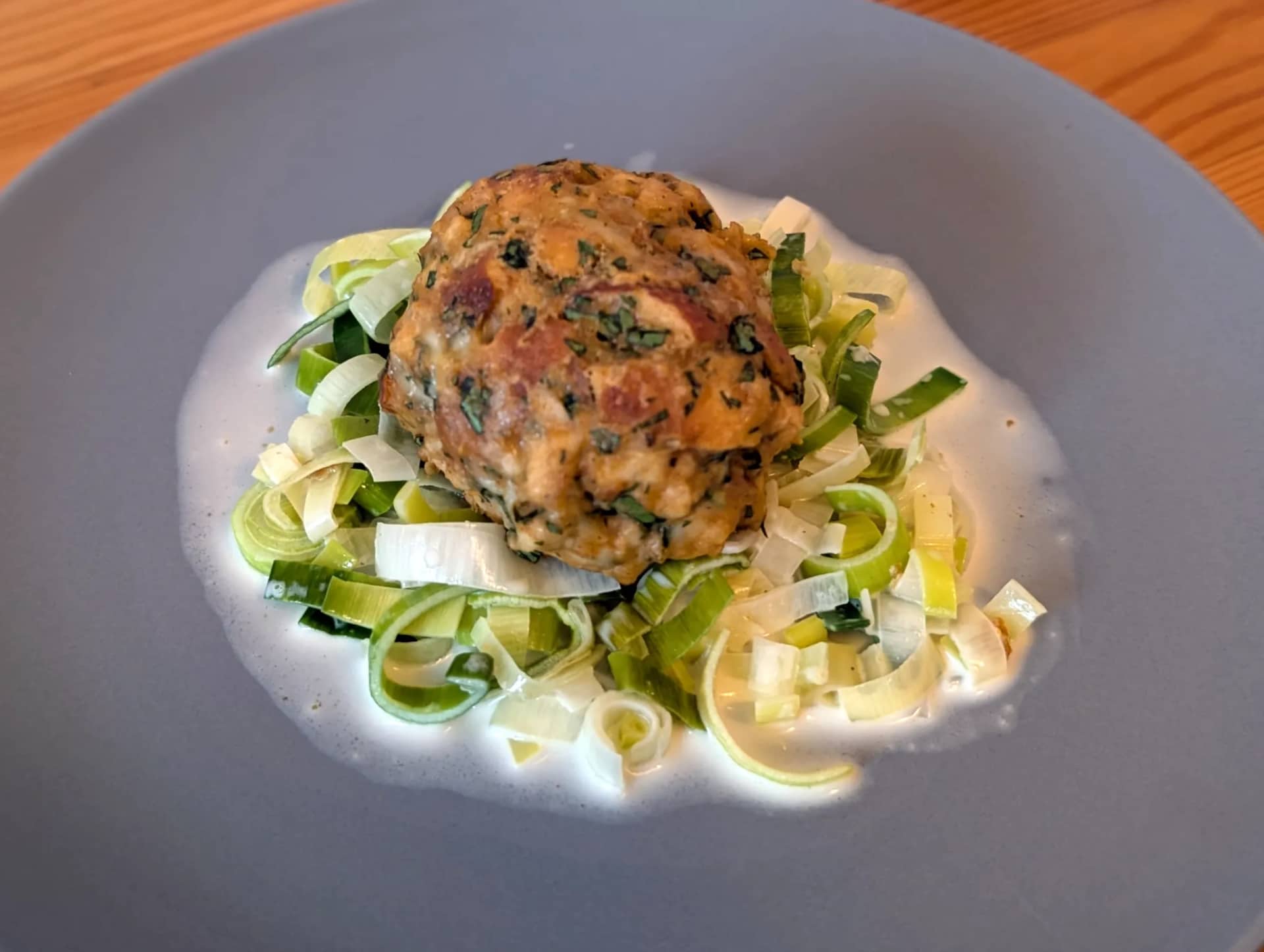 Gebackene Laugen-Käse-Knödel mit cremigem Spinatrahm