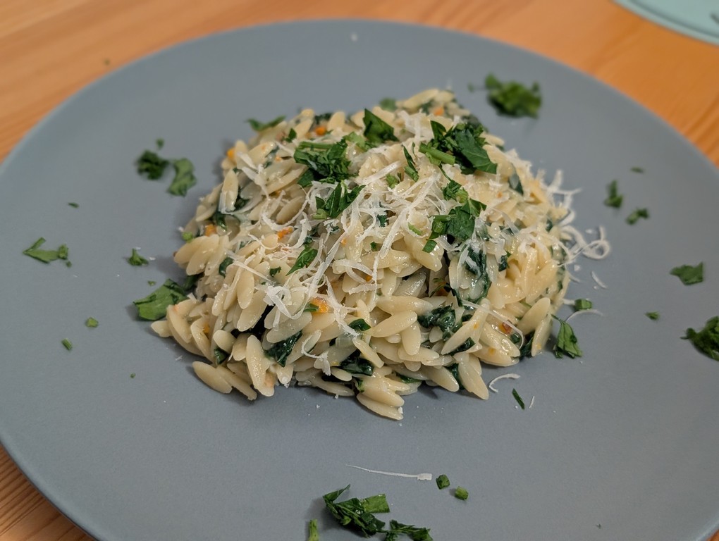 Cremige Kritharaki mit Spinat, Zitrone & Parmesan
