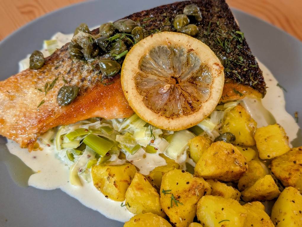 Ofenlachs mit knusprigen Kartoffeln, Lauchrahm und Kapern-Dill-Butter