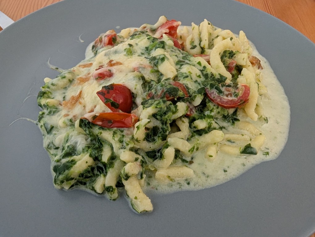 Cremiger Spätzleauflauf mit Rahmspinat und knusprigen Röstzwiebeln