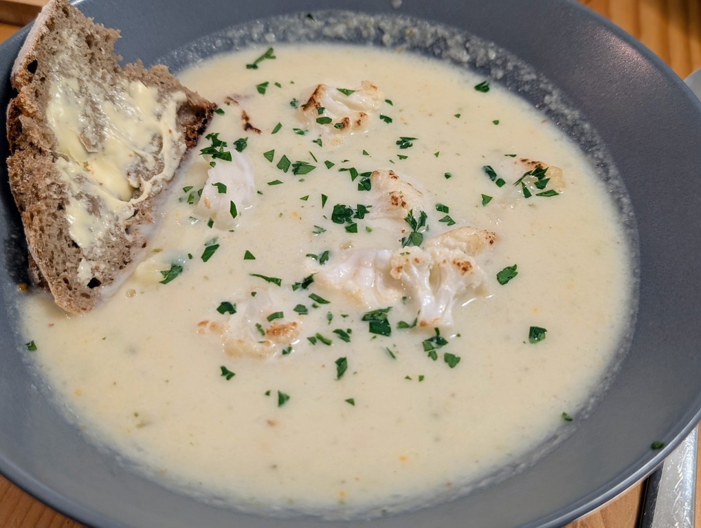 Cremige Blumenkohlsuppe mit gerösteten Blumenkohlröschen