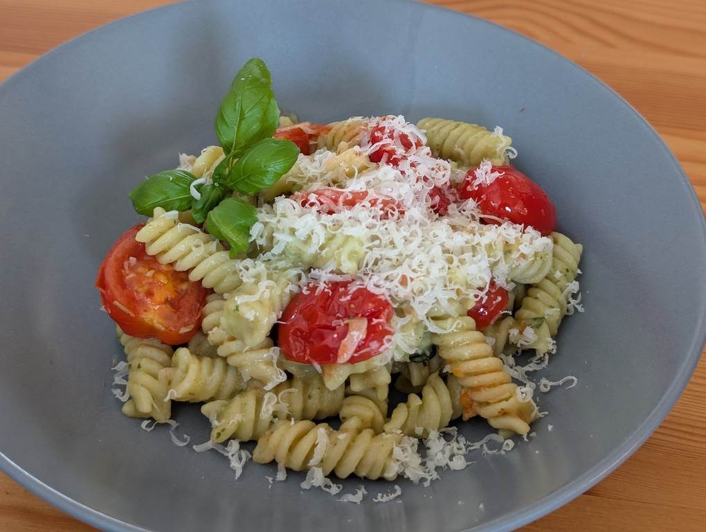 🥑 Cremige Avocado-Pasta mit Kirschtomaten