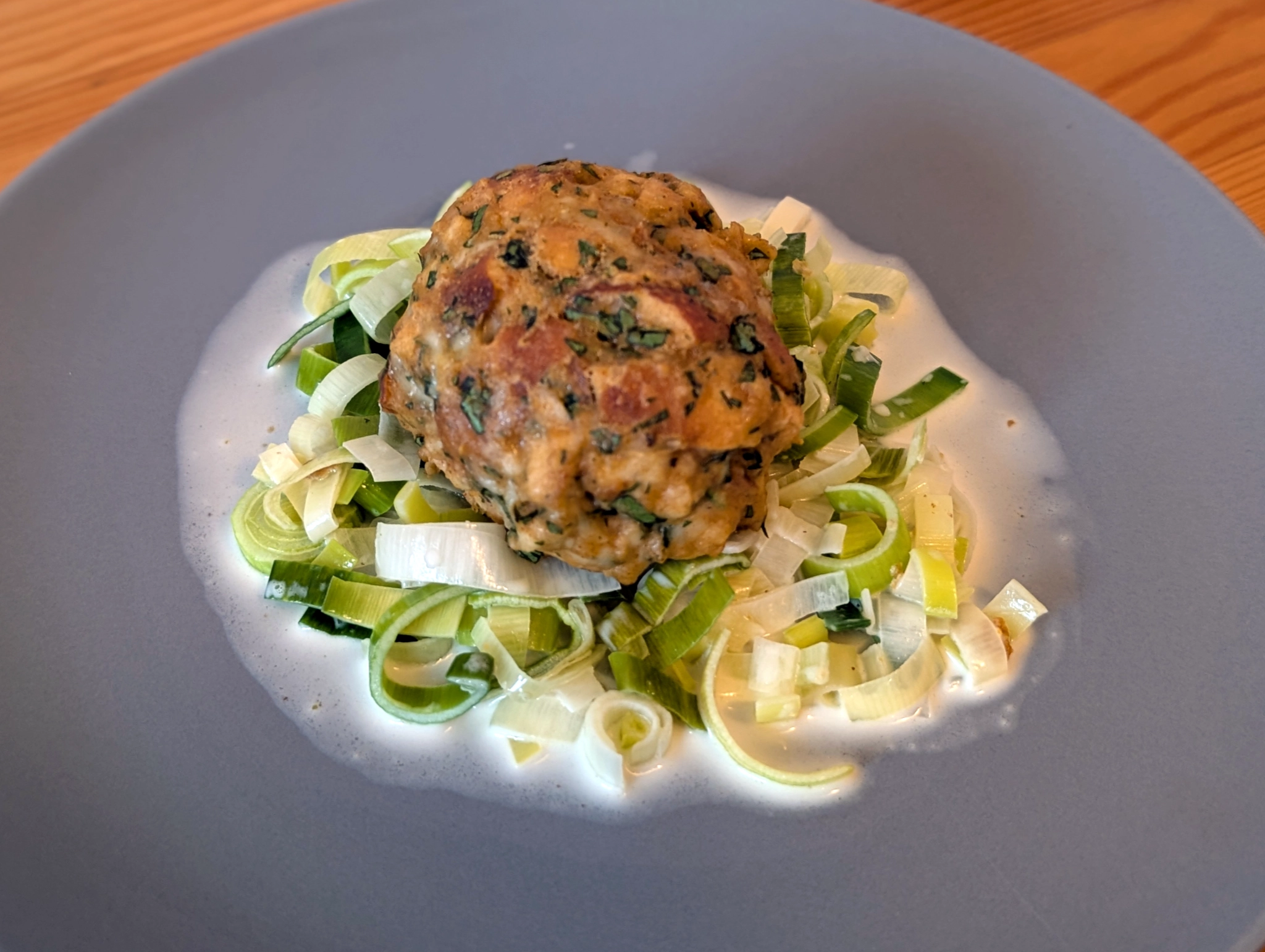 Gebackene Laugen-Käse-Knödel mit cremigem Spinatrahm