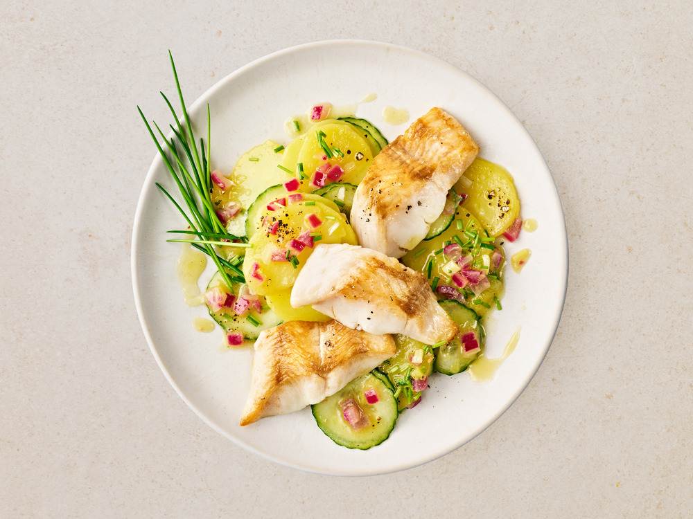 Seehecht auf Kartoffel-Gurkensalat