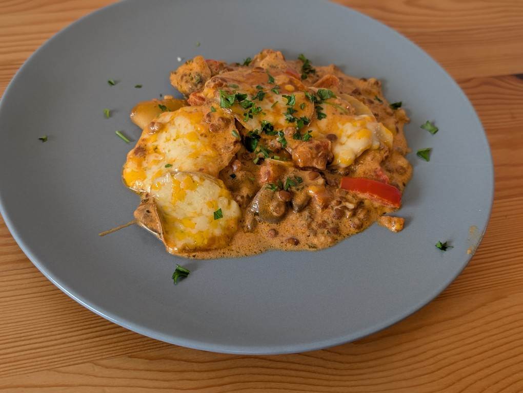 Linsenauflauf mit Käse-Kartoffel-Haube Paprika, Champignons und Petersilie
