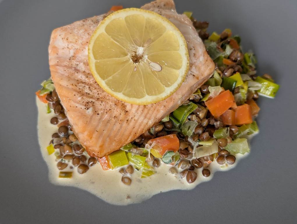 Lachs auf Porreegemüse mit Linsen