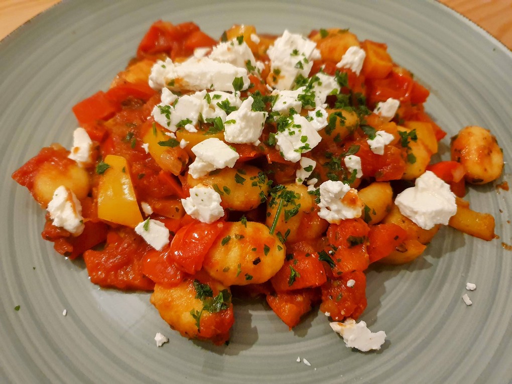 Mediterrane Gemüsepfanne mit Gnocchi und Feta