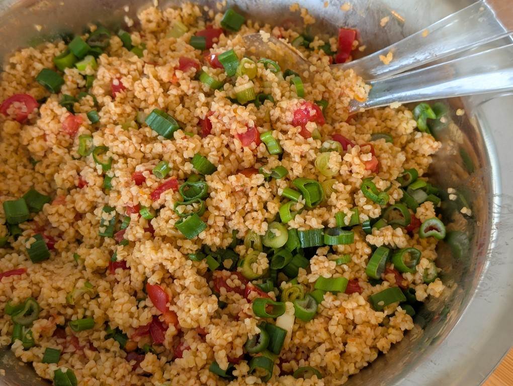 Bulgursalat mit Tomaten, Frühlingszwiebeln & Zitrone – frisch, schnell & aromatisch