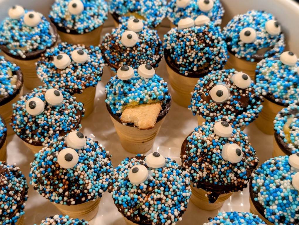 Mini Kuchen im Waffelbecher mit Schokoglasur