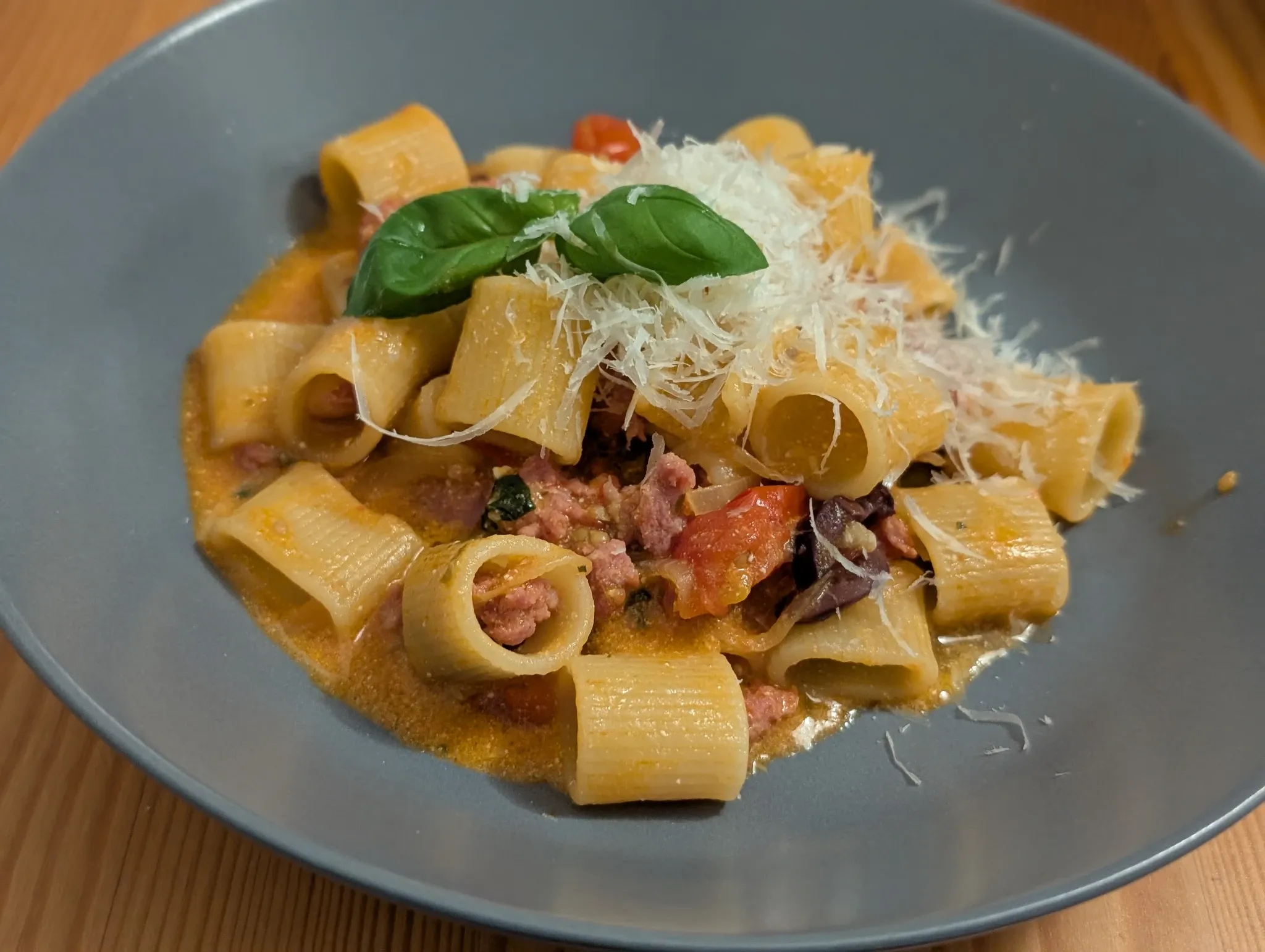 Schnelle Pasta mit Salsiccia, Tomaten & Oliven