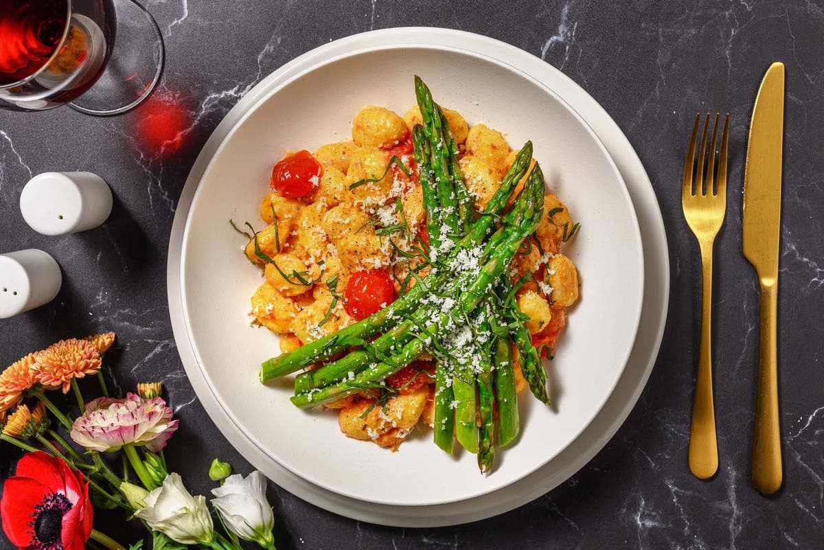 Gnocchi-Pfanne mit Bimi in cremiger Kirschtomaten-Soße