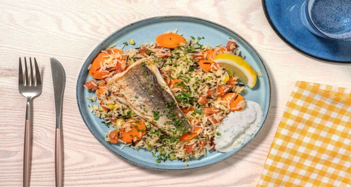 Seehecht auf Kräuterreis mit Lauch, Karotte und Zitronen-Joghurtdip