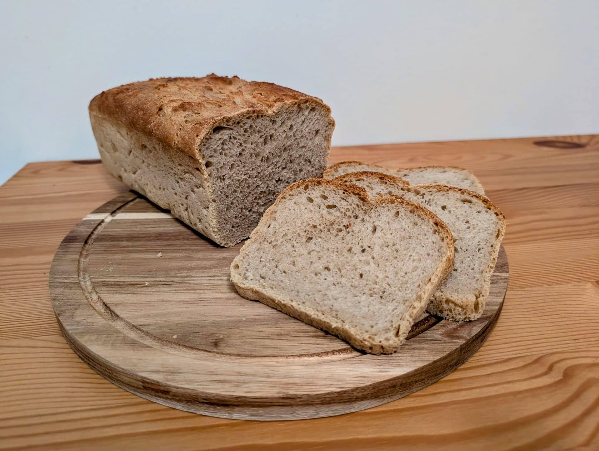 Roggen-Toastbrot mit Sauerteig – saftig, weich & lange frisch