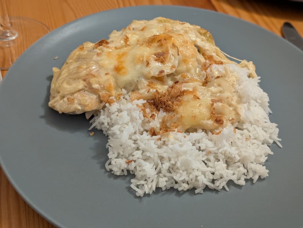 Überbackenes Hähnchen mit karamellisierten Zwiebeln und Paprika-Rahm