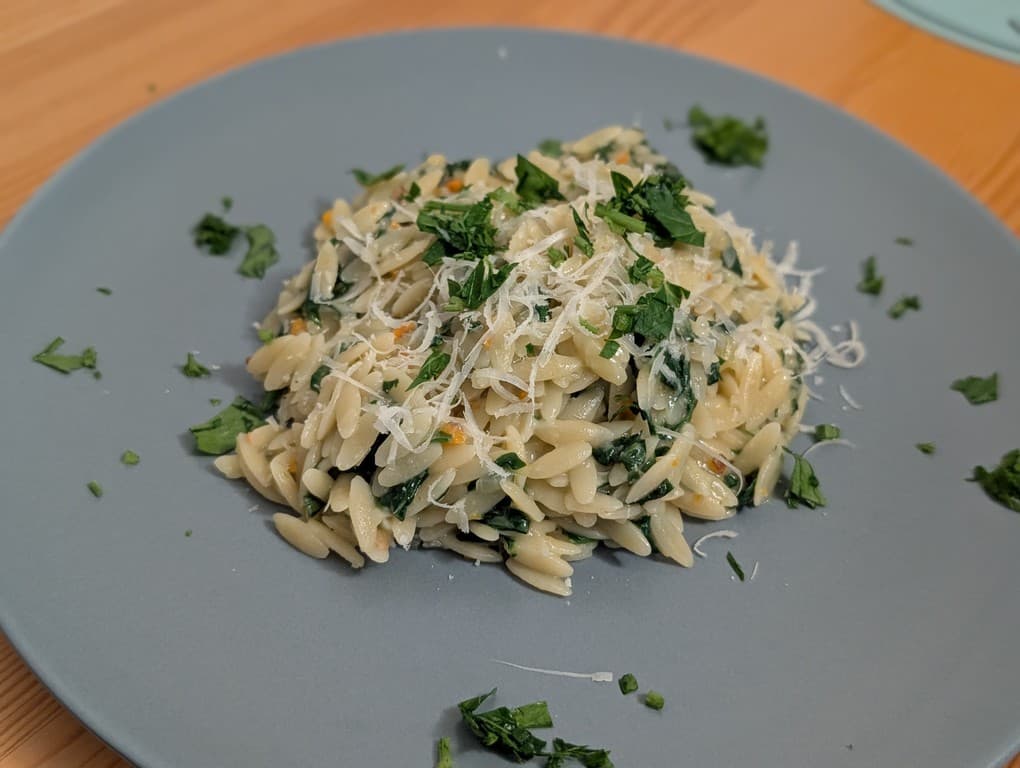 Cremige Kritharaki mit Spinat, Zitrone & Parmesan