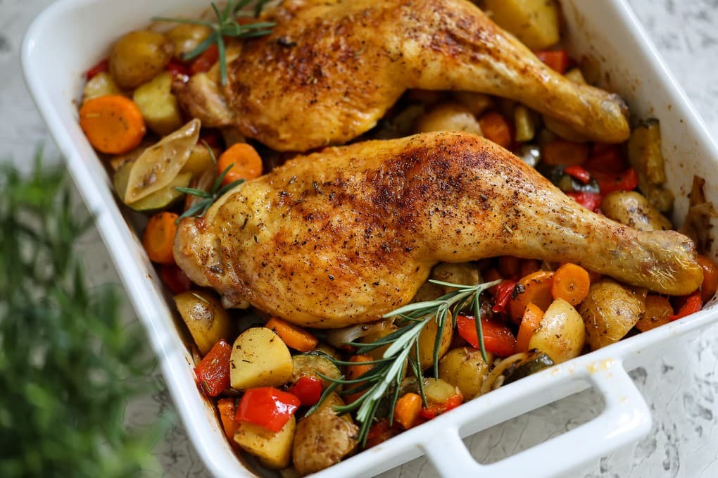 Knusprige Hähnchenschenkel mit Ofengemüse