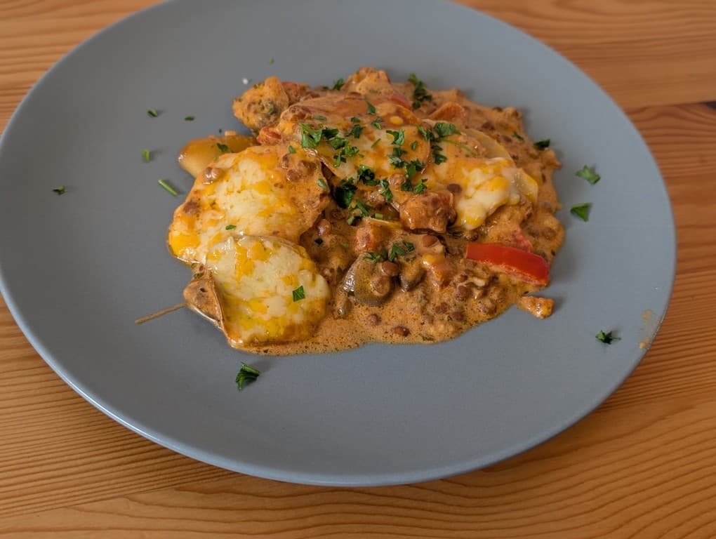 Linsenauflauf mit Käse-Kartoffel-Haube Paprika, Champignons und Petersilie