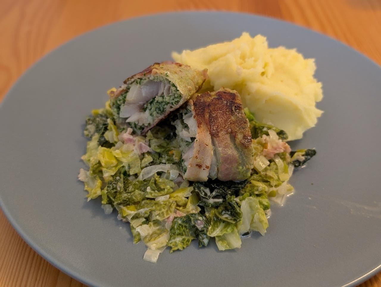 Rotbarsch im Speckmantel mit Rahm-Wirsing