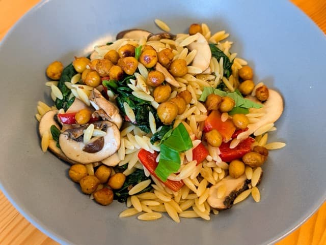 Risoni-Nudeln mit Pilzen, Spinat und gerösteten Kichererbsen