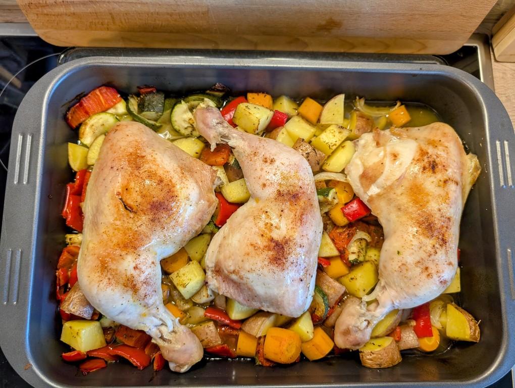 Knusprige Hähnchenschenkel mit Ofengemüse