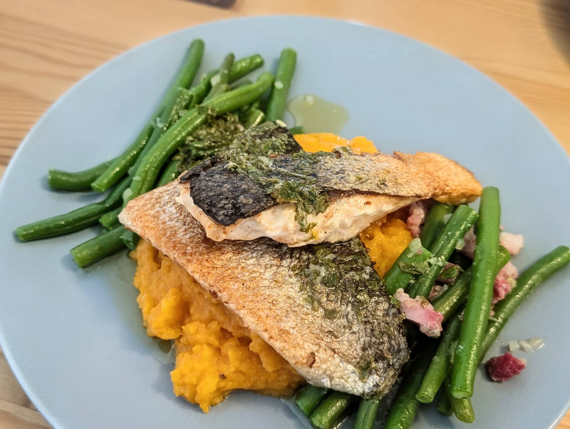 🐟 Knuspriger Lachs mit Zitronenbutter, Ofen-Süßkartoffelpüree und Butterbohnen