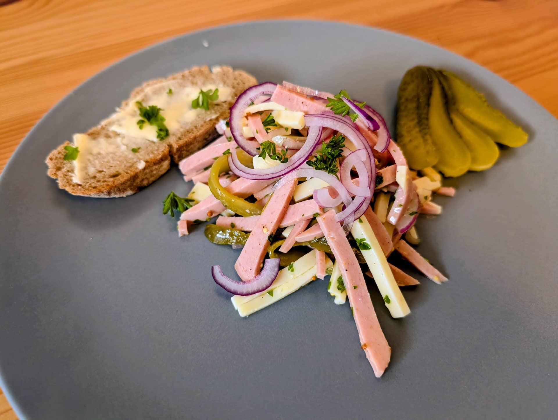 Schweizer Wurstsalat mit Emmentaler und Senf-Dressing