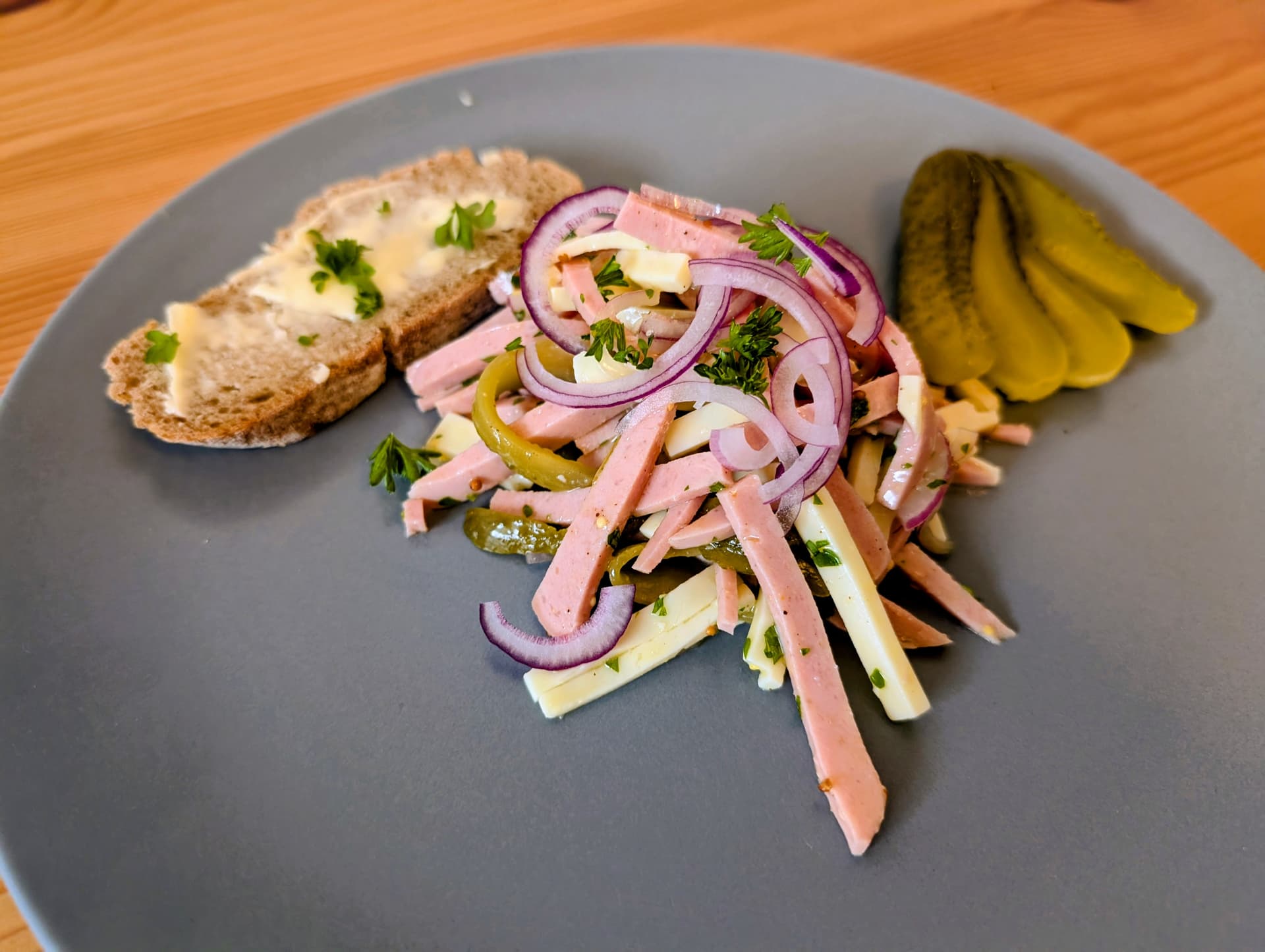 Schweizer Wurstsalat mit Emmentaler und Senf-Dressing