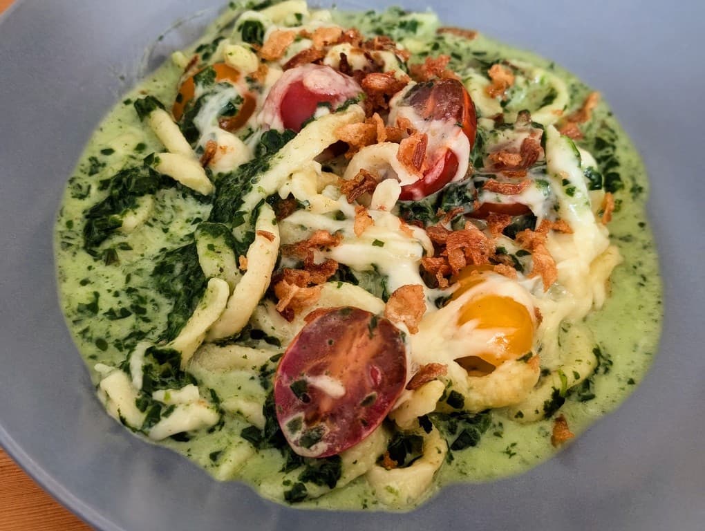 Cremiger Spätzleauflauf mit Rahmspinat und knusprigen Röstzwiebeln