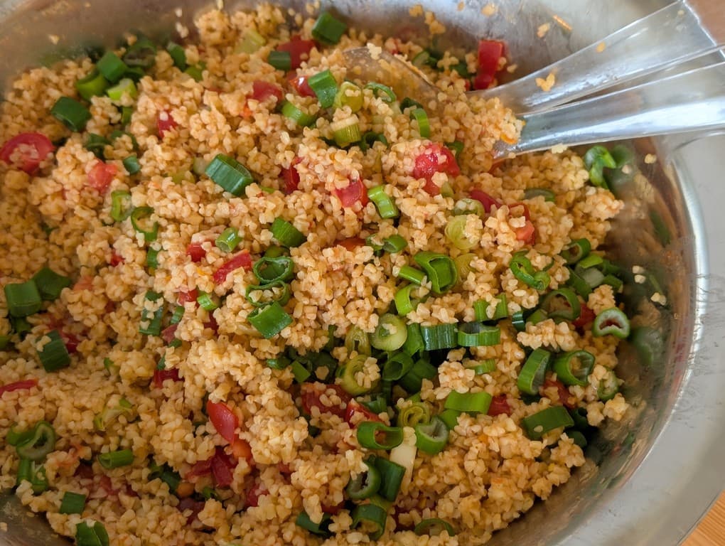 Bulgursalat mit Tomaten, Frühlingszwiebeln & Zitrone – frisch, schnell & aromatisch