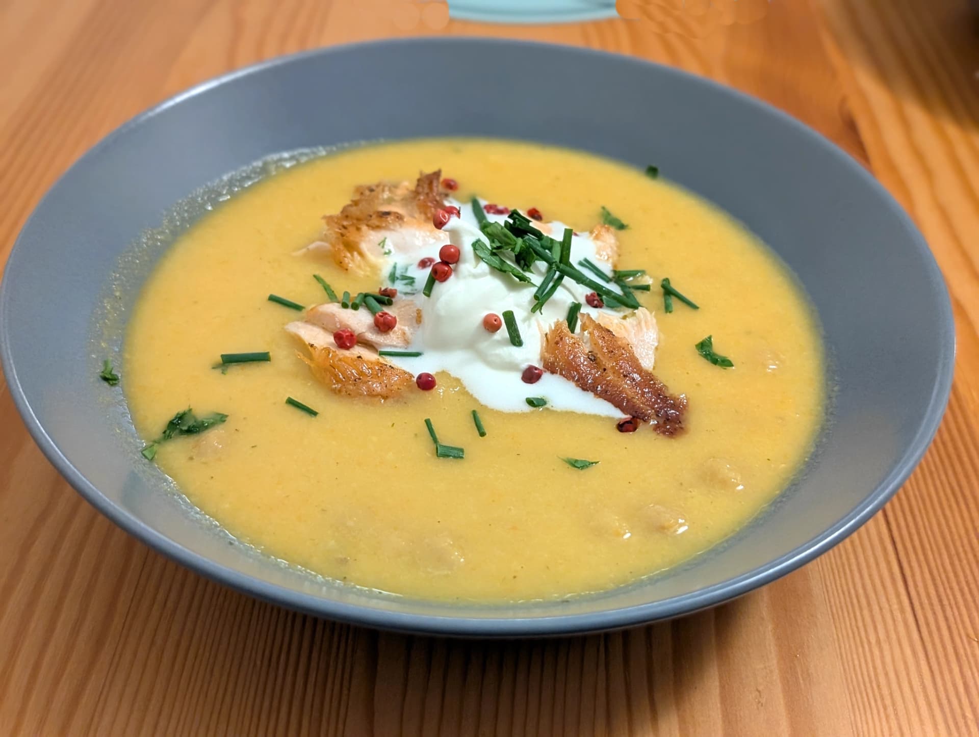 Wurzelgemüse-Suppe mit Lachs und Kichererbsen
