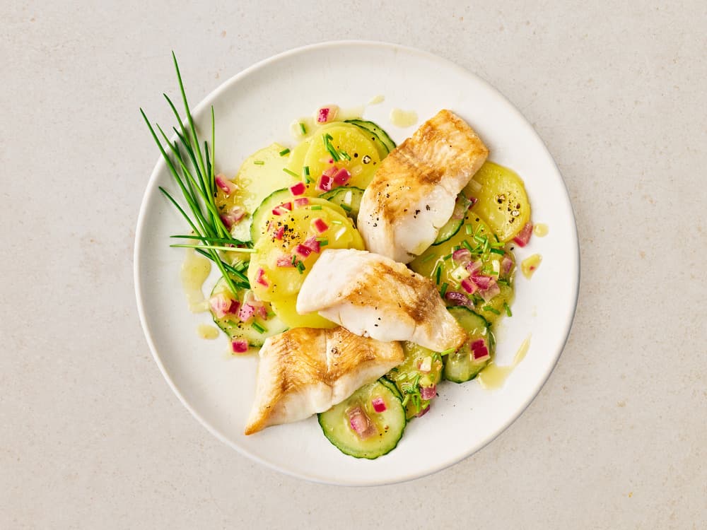Seehecht auf Kartoffel-Gurkensalat