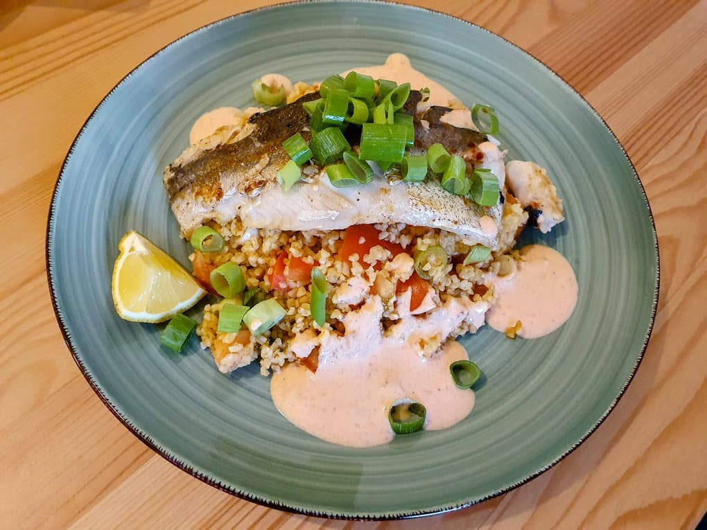 Bulgursalat mit Harissa-Fischfilet