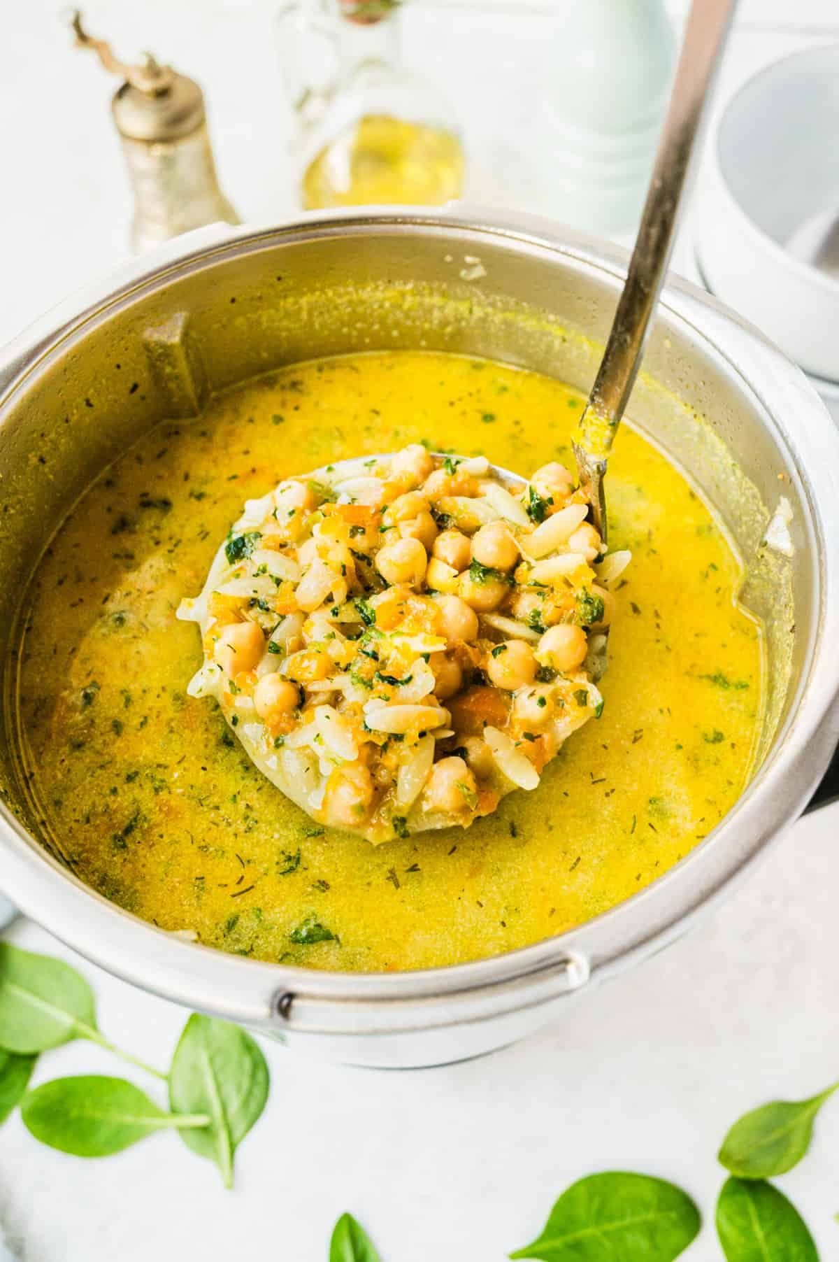 Griechische Zitronensuppe mit Orzo und Kichererbsen