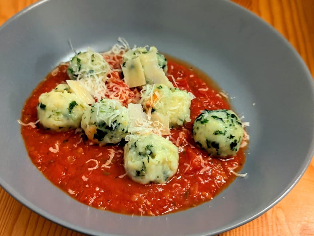Quark-Spinat-Klößchen mit Tomatensoße