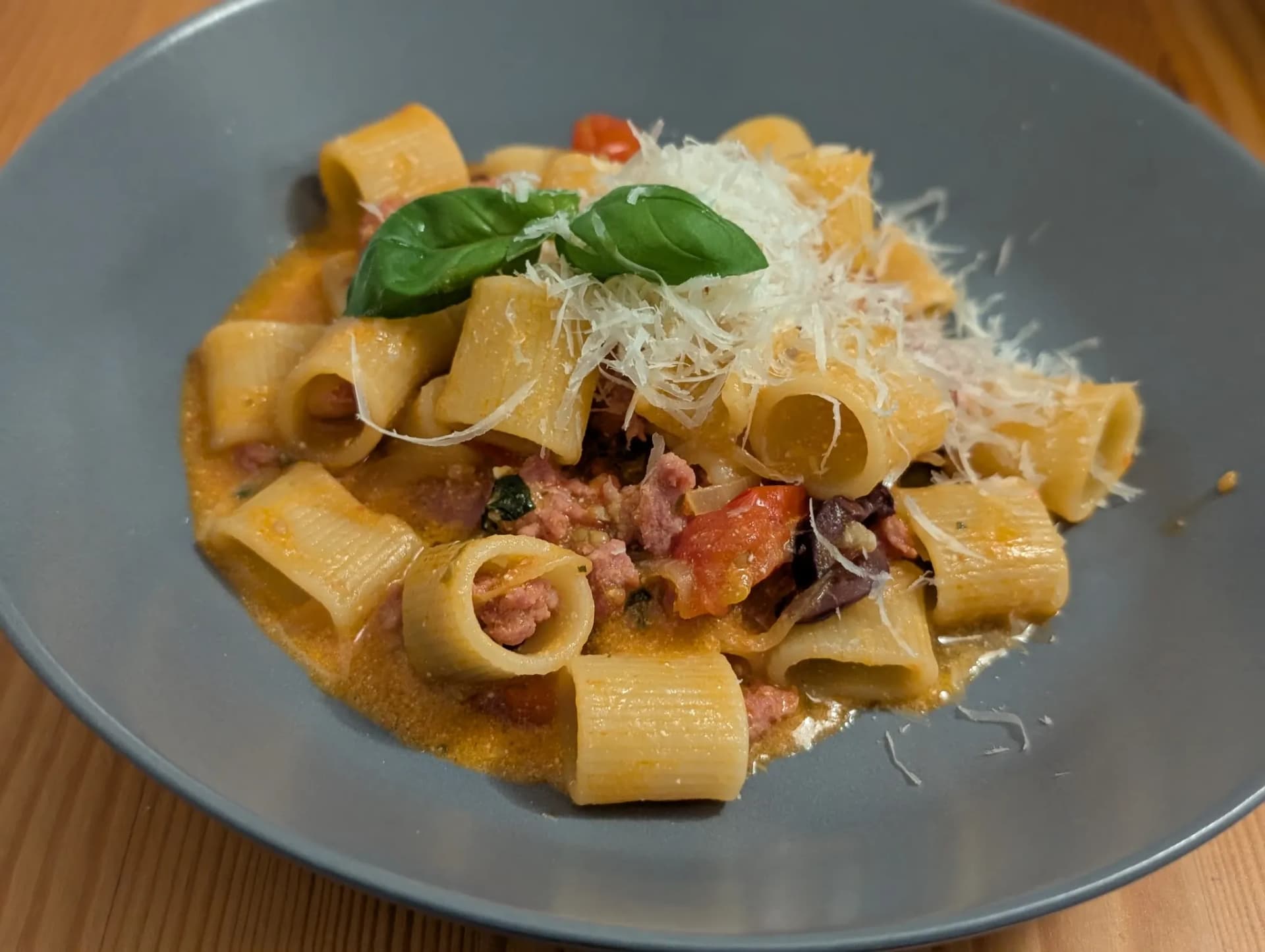 Schnelle Pasta mit Salsiccia, Tomaten & Oliven